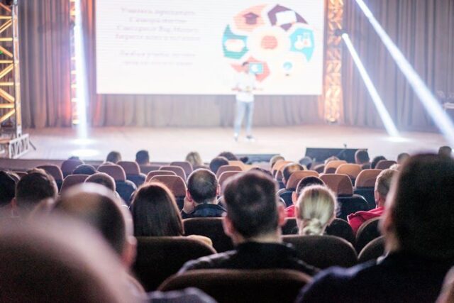 Jak rozwijać swoją sieć kontaktów na konferencjach?